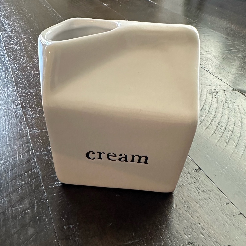 Cream dispenser